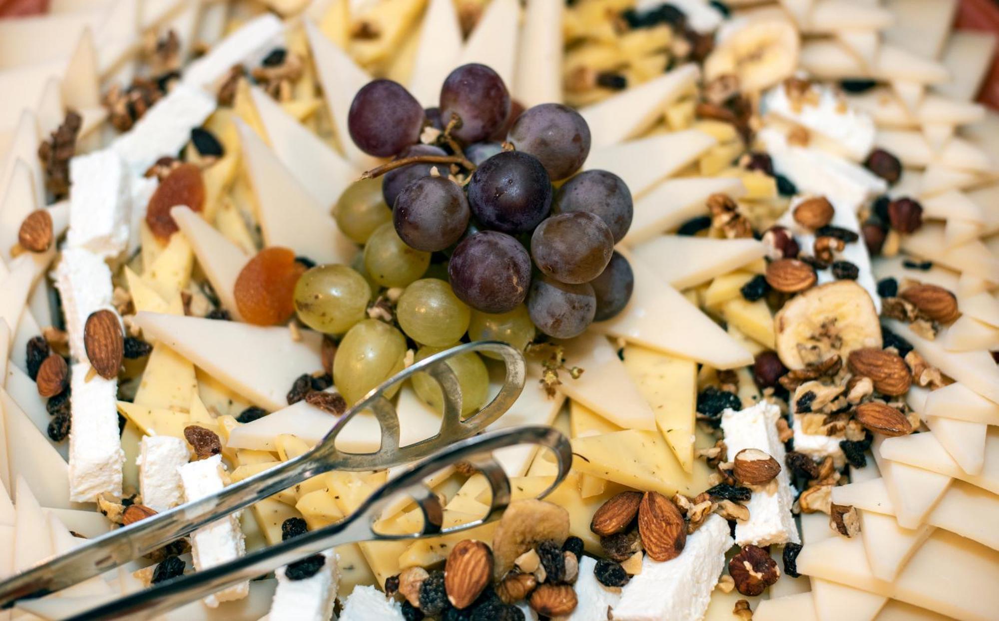 ספליט Cornaro Hotel מראה חיצוני תמונה A cheese platter
