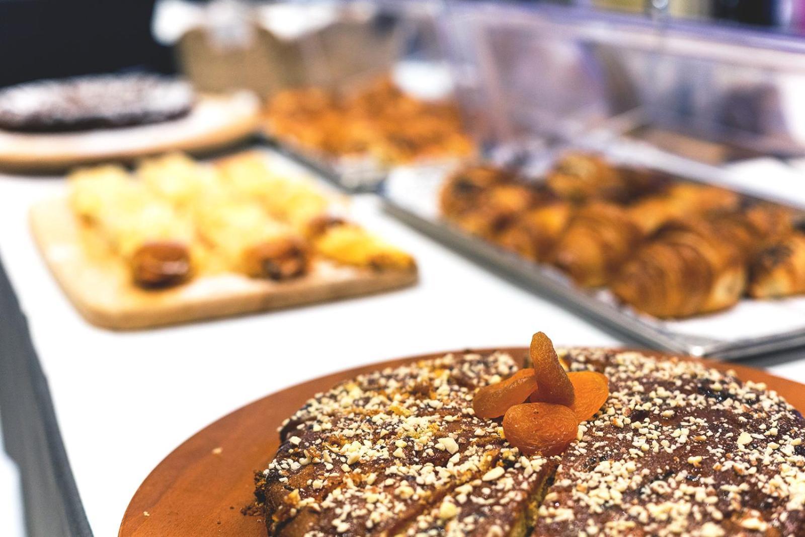 ספליט Cornaro Hotel מראה חיצוני תמונה A selection of desserts