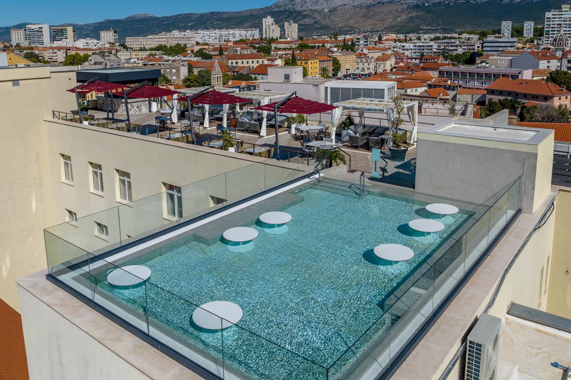 ספליט Cornaro Hotel מראה חיצוני תמונה Rooftop pool at the hotel